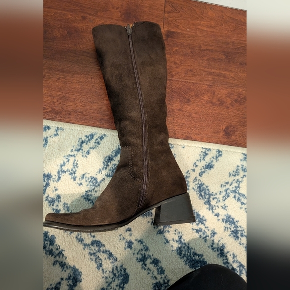 NWOB Saks Fifth Avenue Italian Made Chocolate Brown Knee-High Suede Boots Size 7 - Picture 7 of 9